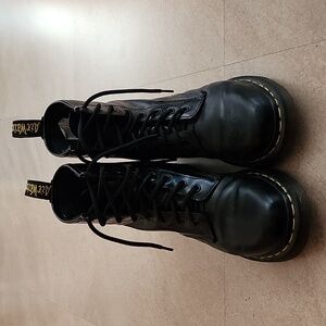 Dr Martens size 6 Model 1460